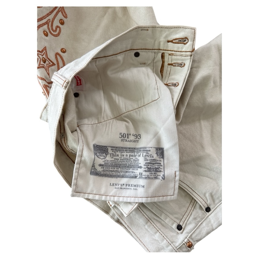 Levi's 501 '93 Cut-Off Rodeo Boots Short in Ecru Size 32 Pride Collection - Picture 7 of 7